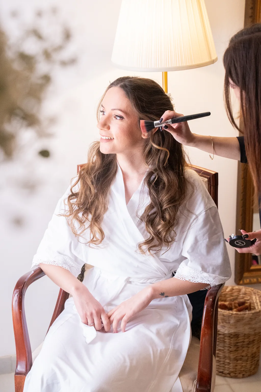 Preparativos de belleza junto a la ventana en una habitación de Villa Paula, Valencia
