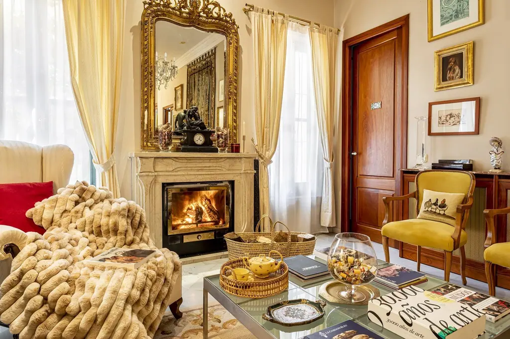 Salon der Villa Paula mit brennendem Kamin im Winter, Valencia