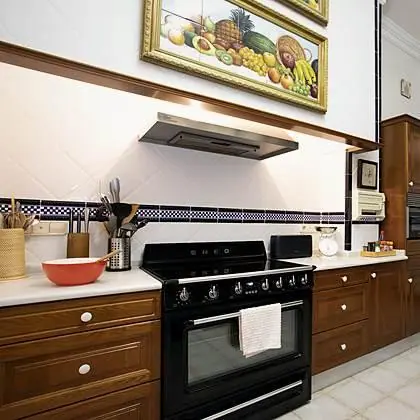 Cocina de Villa Paula, con encimeras de mármol de Carrara y campana grande