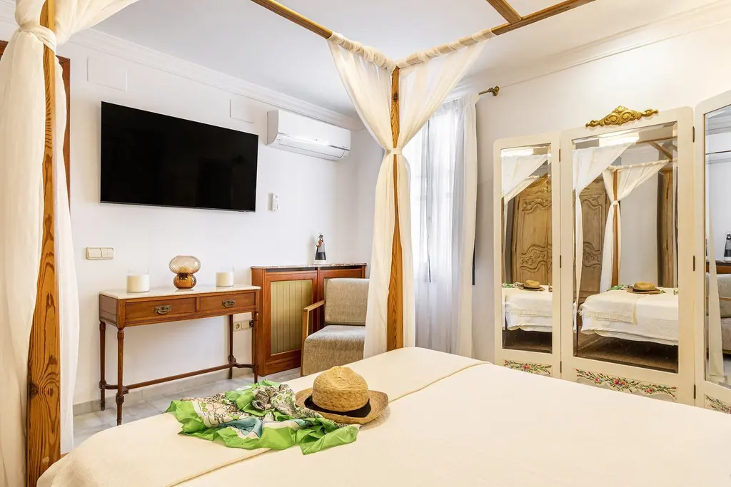 Schlafzimmer mit Himmelbett und Klimaanlage in der Villa Paula, Valencia
