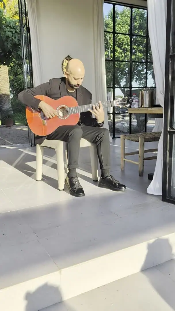 Guitarrista de flamenco tocando en Villa Paula