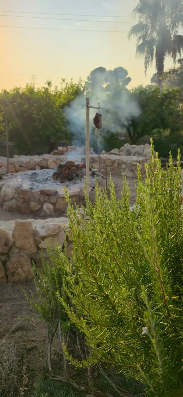 Fogón de leña en el jardín de Villa Paula