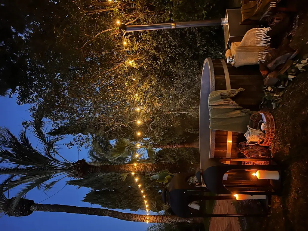 Jacuzzi de leña con velas en el jardín de Villa Paula, Valencia