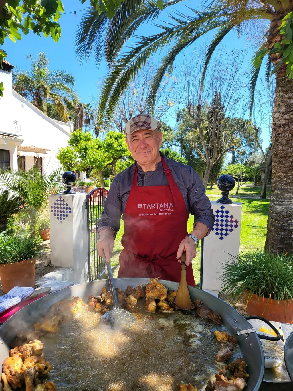 Paella al fuego de leña en Villa Paula, Valencia