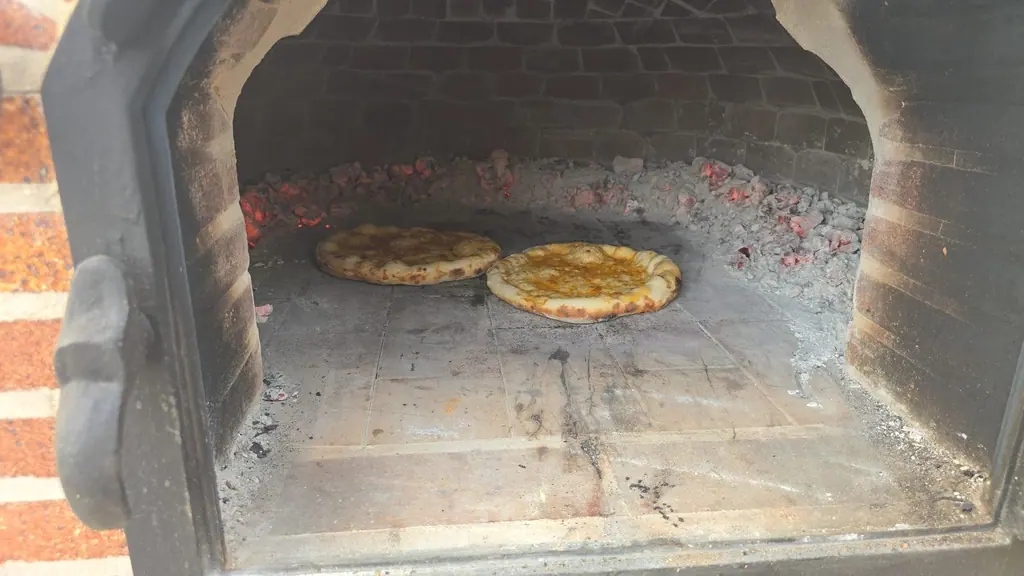 Pizza saliendo del horno de barro de Villa Paula