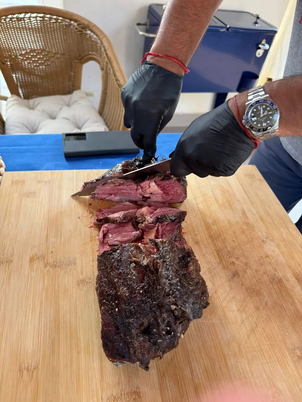 Cortando la carne ahumada sobre una tabla en Villa Paula, Valencia