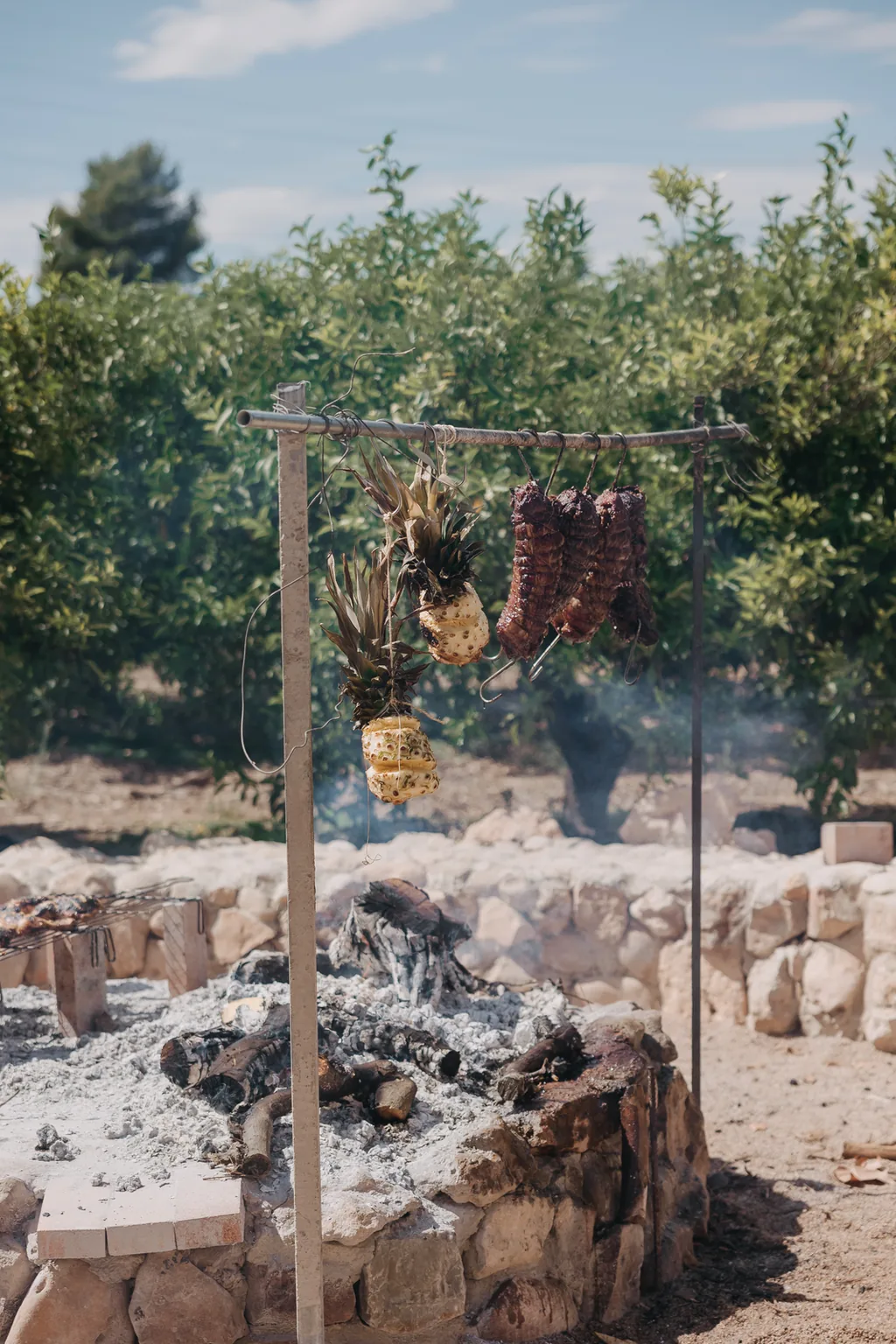 Carne asada al humo con pinas, recien salida de la brasa en Villa Paula, Valencia