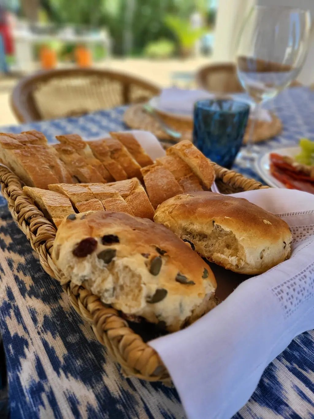 Panes de masa madre recién horneados en Villa Paula, Valencia