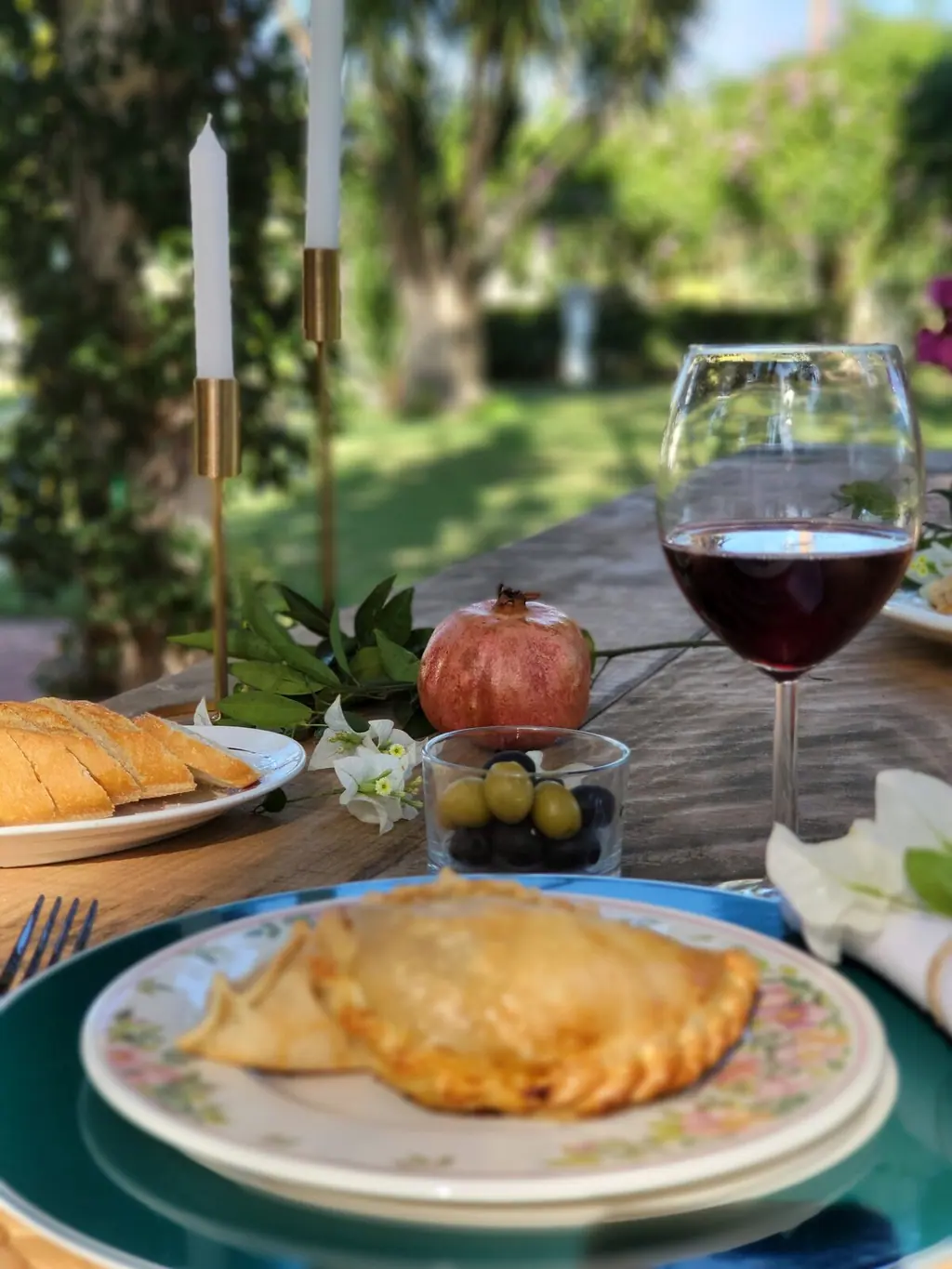Empanadas servidas en la mesa del jardín de Villa Paula, Valencia