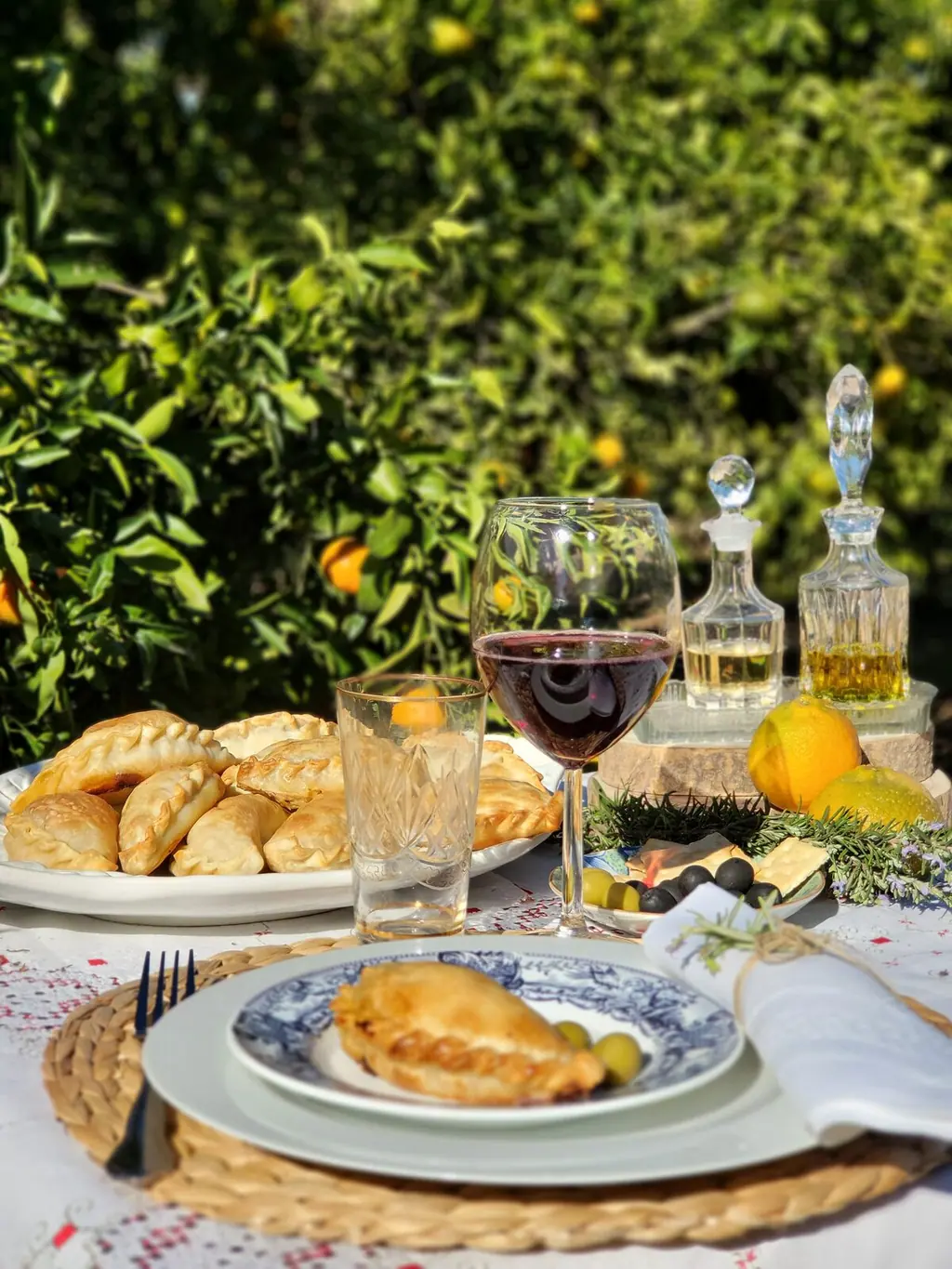 Empanadas servidas bajo los mandarinos de Villa Paula, Valencia