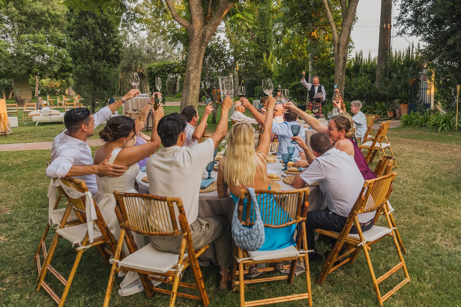 Toast autour d’une table ronde dans le jardin de la Villa Paula