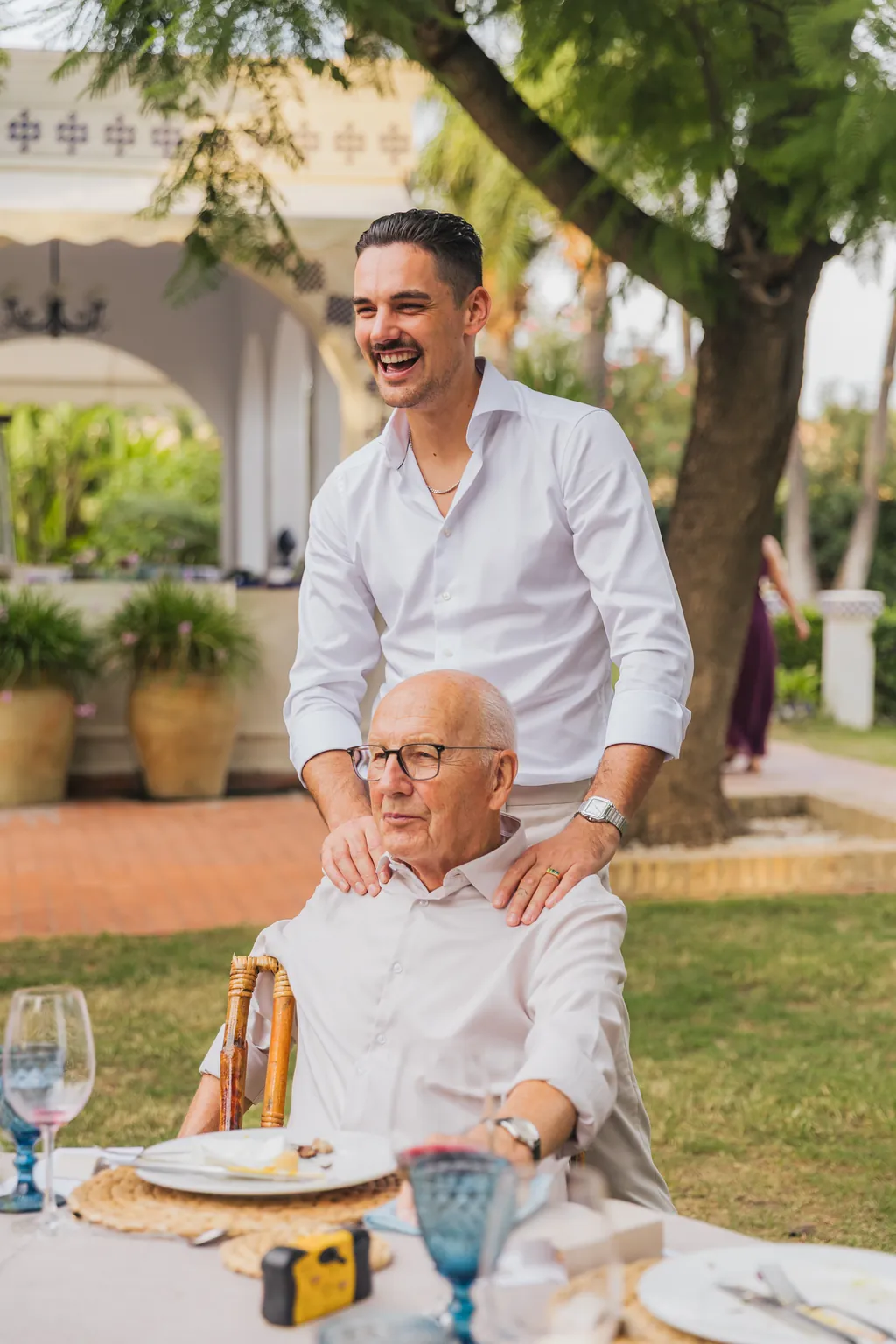 Dos generaciones en la mesa del jardín de Villa Paula