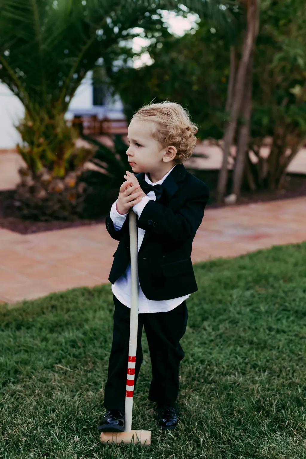 Un niño juega en el césped del jardín de Villa Paula