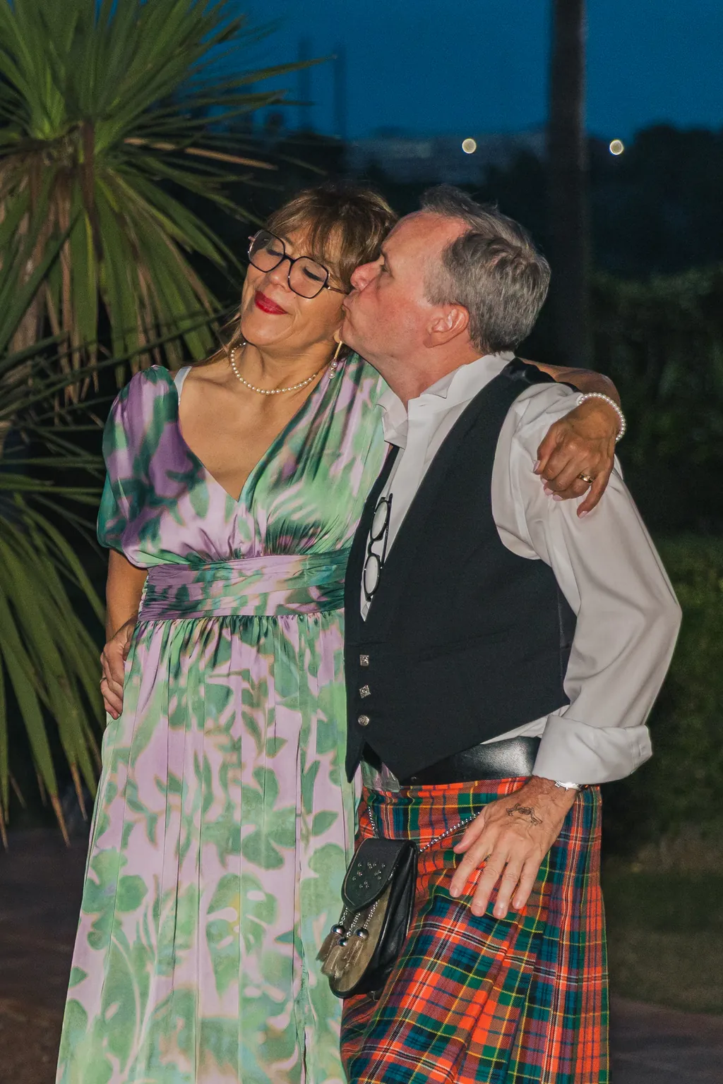 Una pareja mayor en el jardín de Villa Paula al anochecer