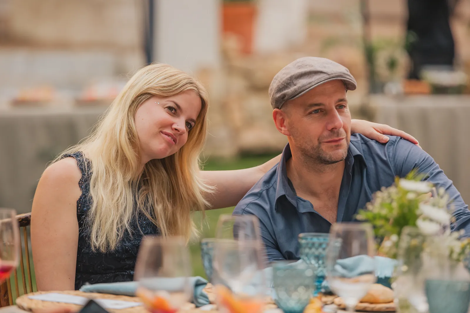 Fin de repas en famille dans le jardin de la Villa Paula