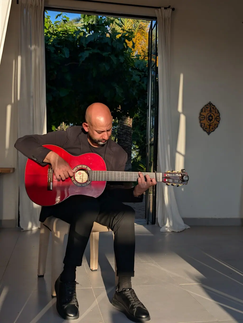 Guitarrista flamenco tocando junto al ventanal de Villa Paula, Valencia