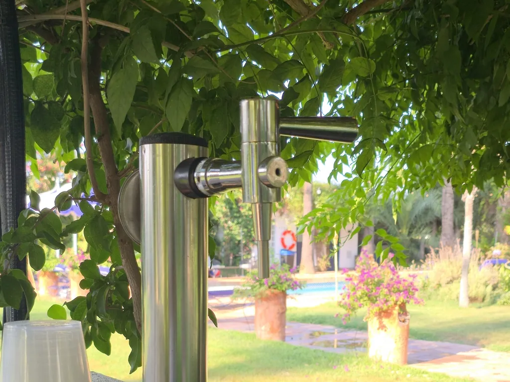 Tap met ambachtelijk bier in de tuin van Villa Paula