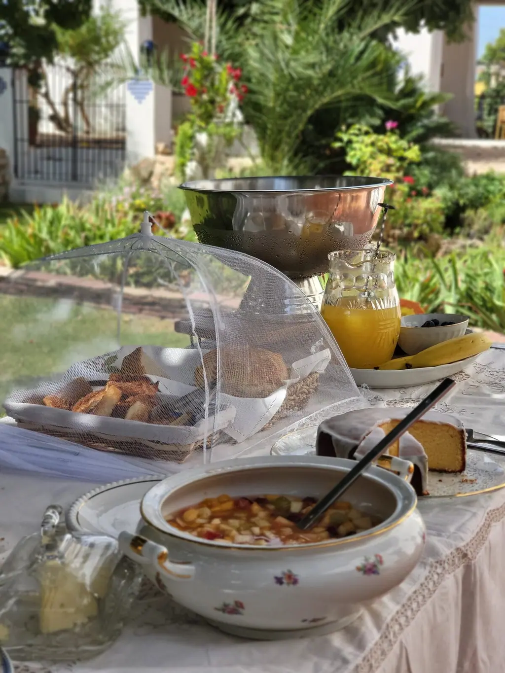 Mesa de desayuno servida en Villa Paula, Valencia
