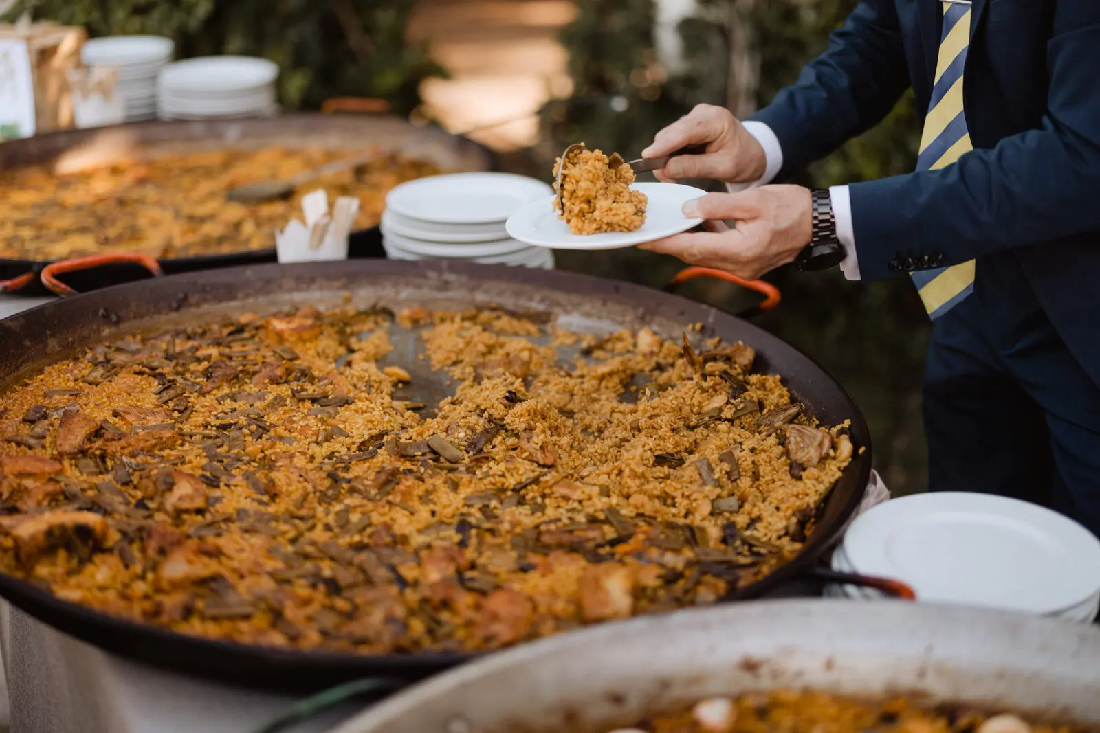 Paella terminada para un grupo en Villa Paula, Valencia