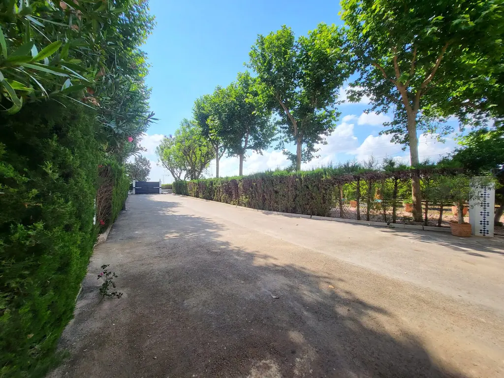 Calle interior asfaltada de Villa Paula, con sitio para veinte vehículos