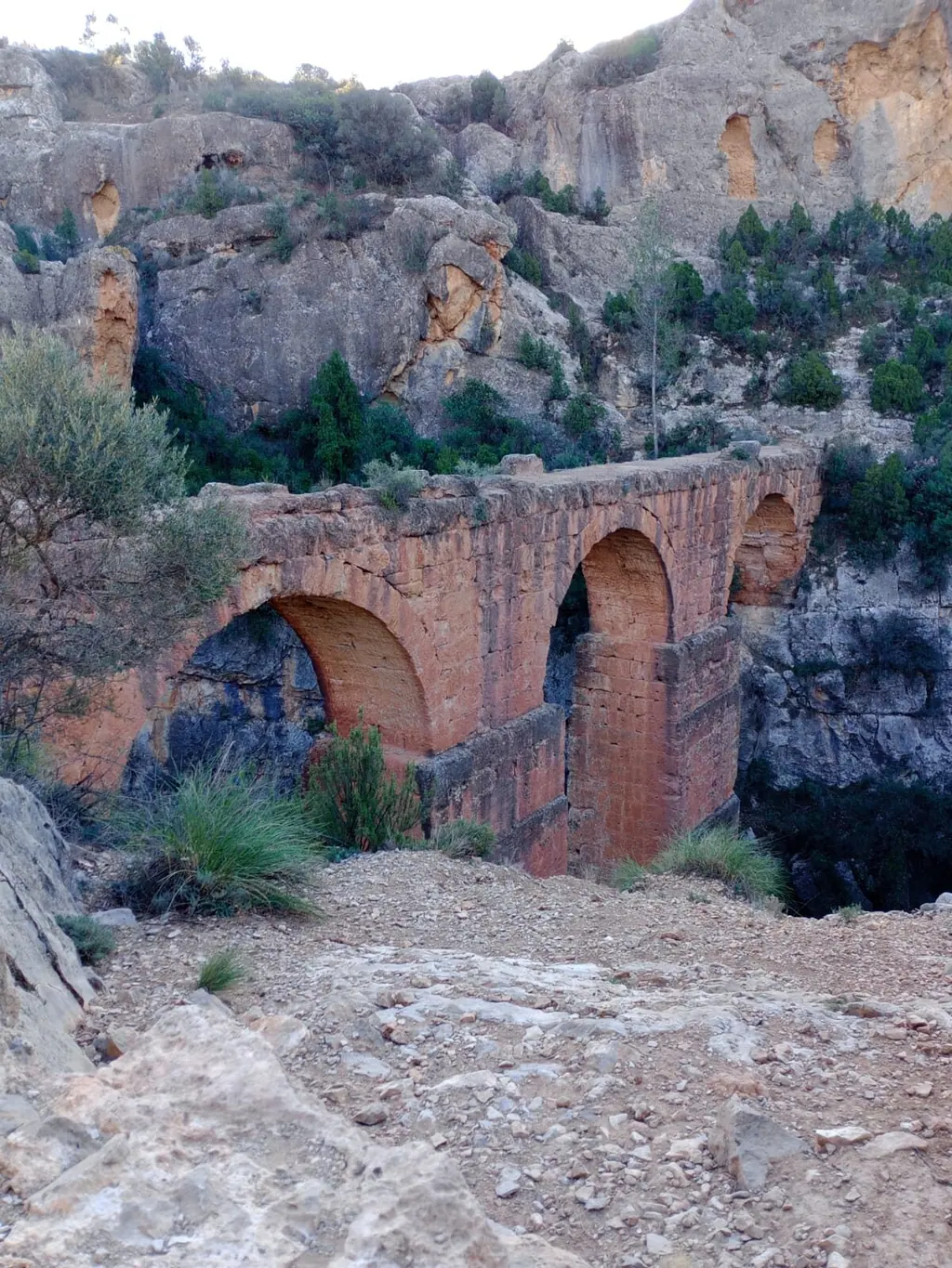 Acueducto romano de la Peña Cortada cruzando el barranco, entre Calles y Chelva, Valencia