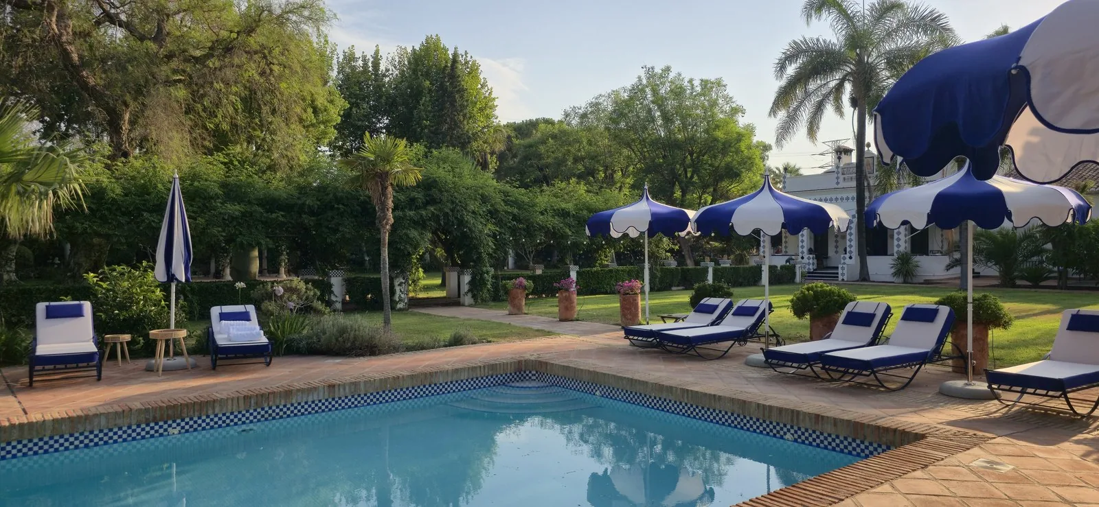 La fachada de Villa Paula y la piscina al atardecer