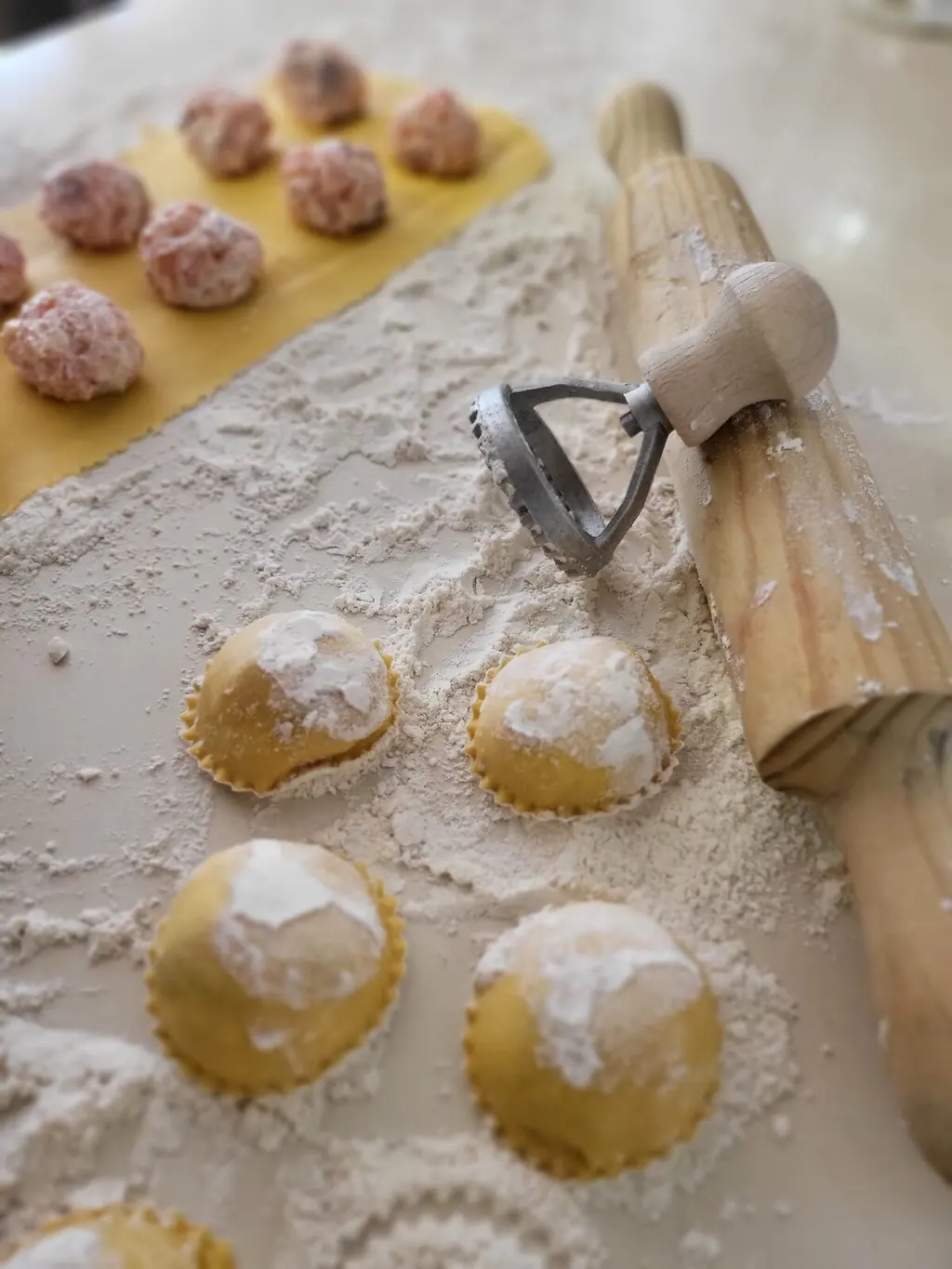 Raviolis de pasta fresca junto al rodillo en Villa Paula, Valencia