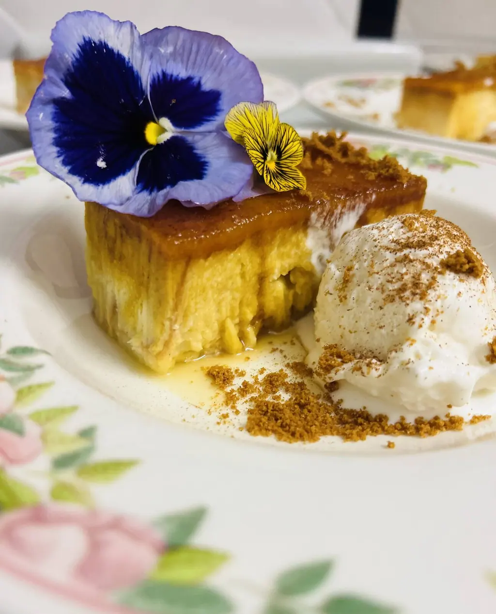 Torrija con helado de crema, postre casero de Villa Paula, Valencia