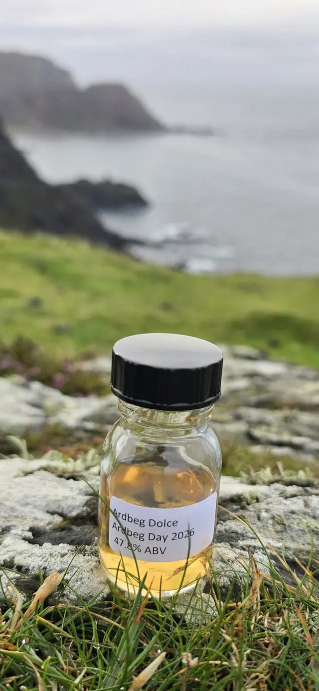 Muestra de whisky escocés sobre la roca frente al mar de Islay