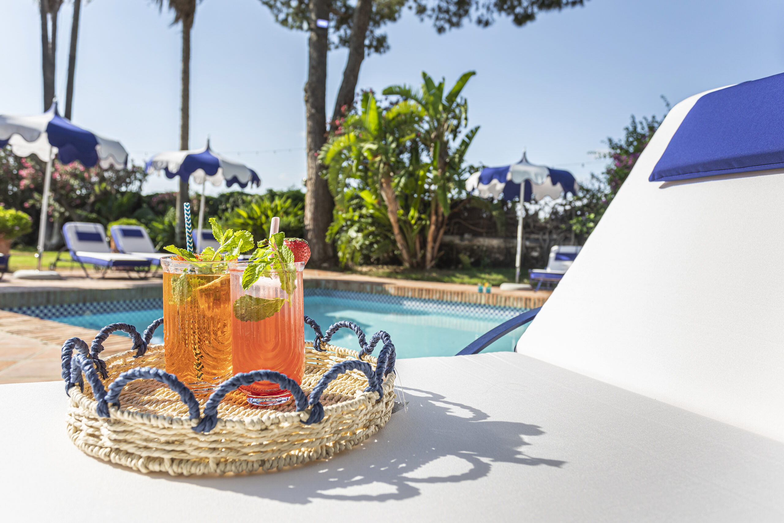 Piscina de Villa Paula en verano, con bebidas al borde