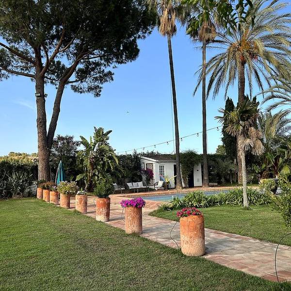 Jard&iacute;n de Villa Paula con la piscina al fondo