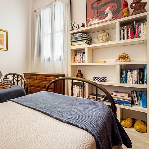 Habitaci&oacute;n Viajes de Villa Paula, con biblioteca propia y recuerdos del mundo