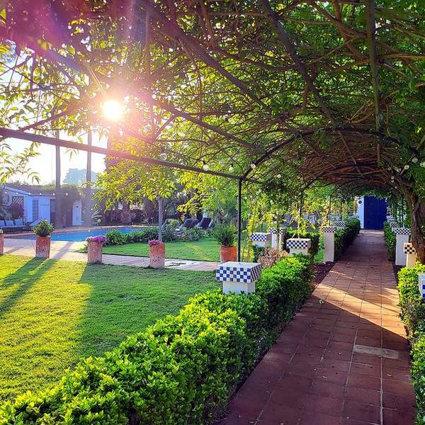 P&eacute;rgola del jard&iacute;n de Villa Paula con la piscina al fondo