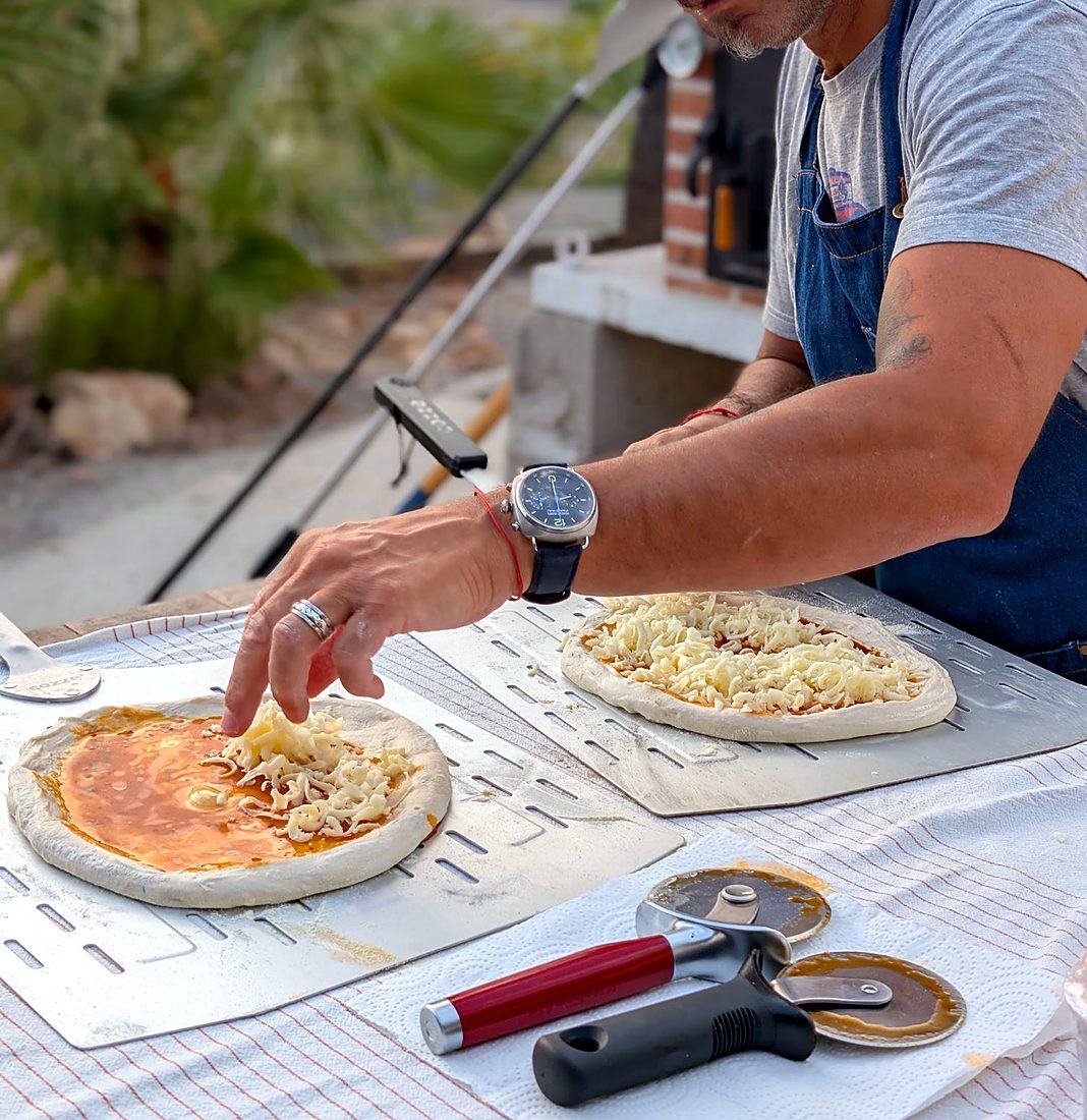 Preparando pizzas de masa madre a mano en Villa Paula, antes de pasarlas al horno de le&ntilde;a