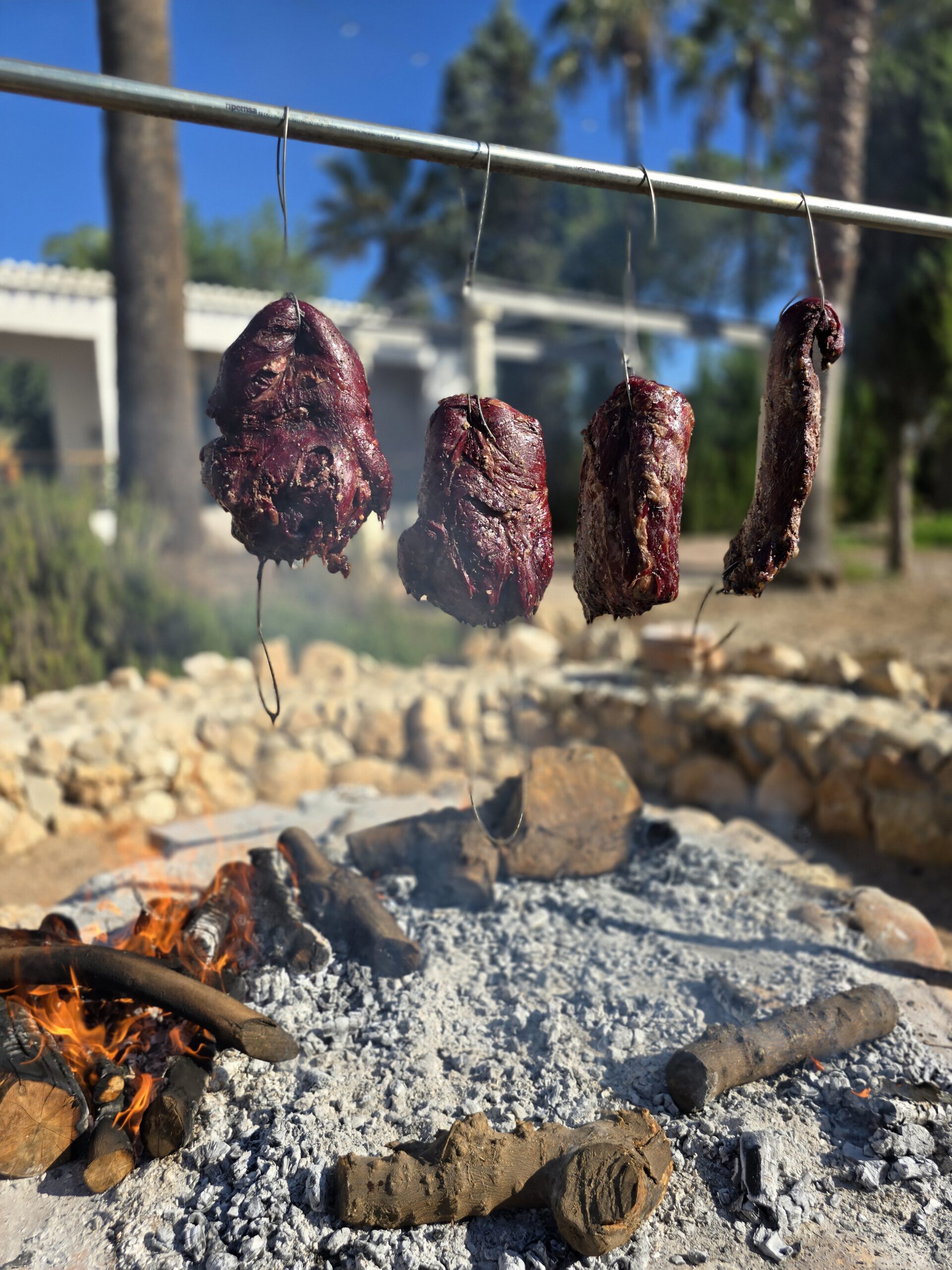 Carne ahumándose sobre la brasa en Villa Paula, Valencia