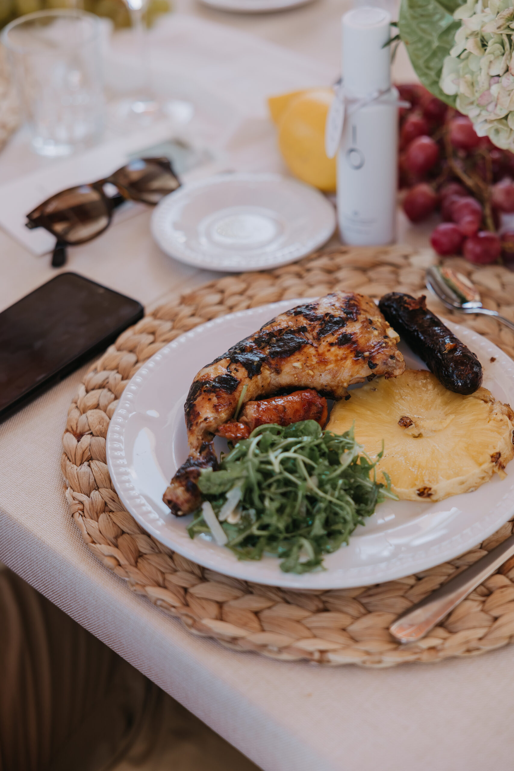 Plato de asado servido en la mesa de Villa Paula, Valencia
