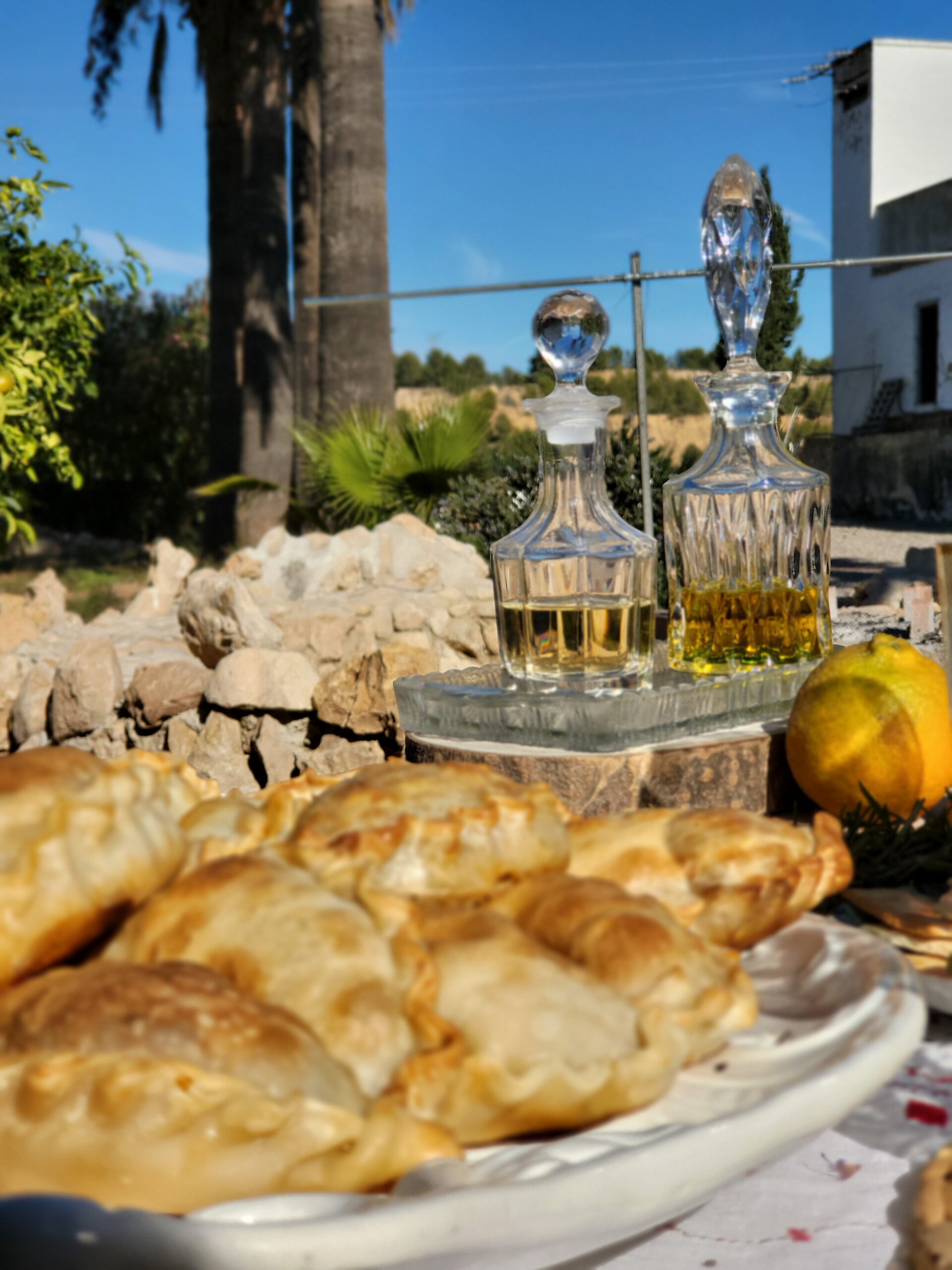 Fuente de empanadas argentinas recién hechas en Villa Paula, Valencia