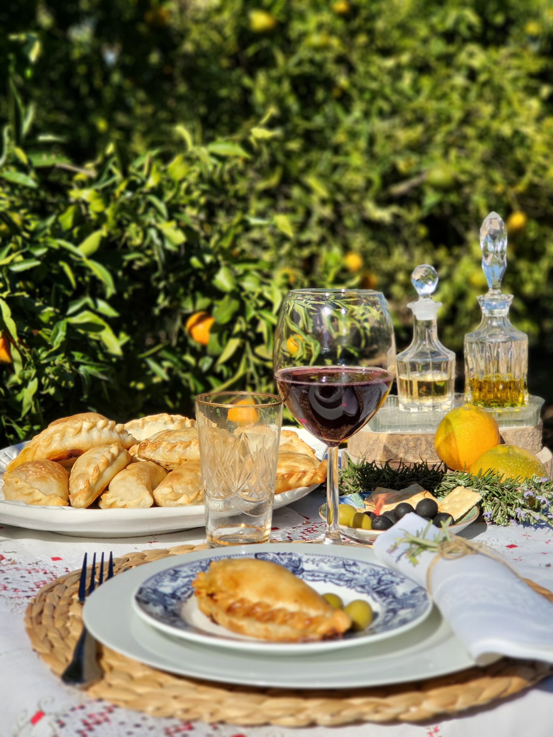 Empanadas servidas bajo los mandarinos de Villa Paula, Valencia