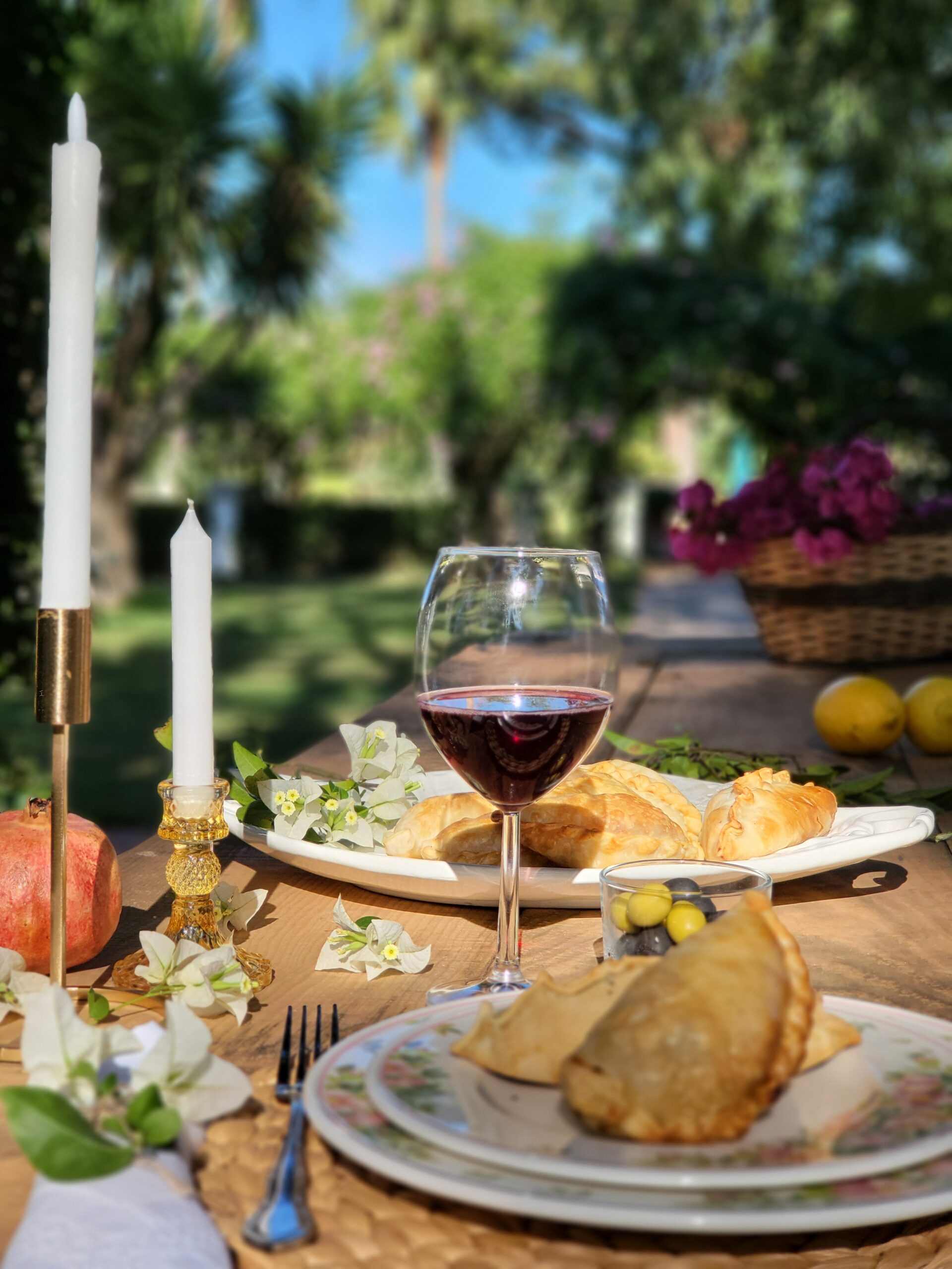 Empanadas al horno servidas en la mesa del jardín de Villa Paula, Valencia