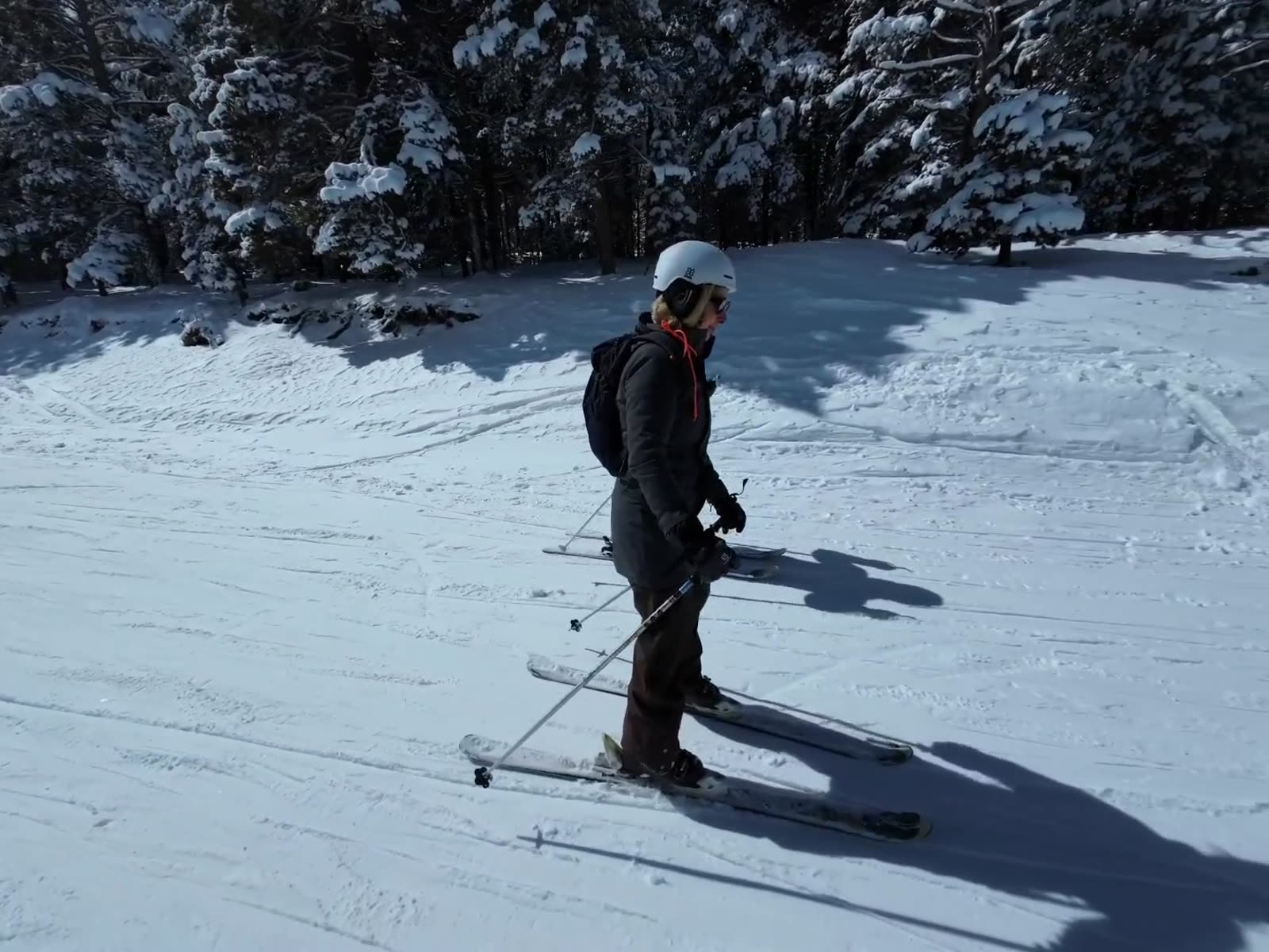 Esquiadora bajando una pista en Valdelinares, Teruel