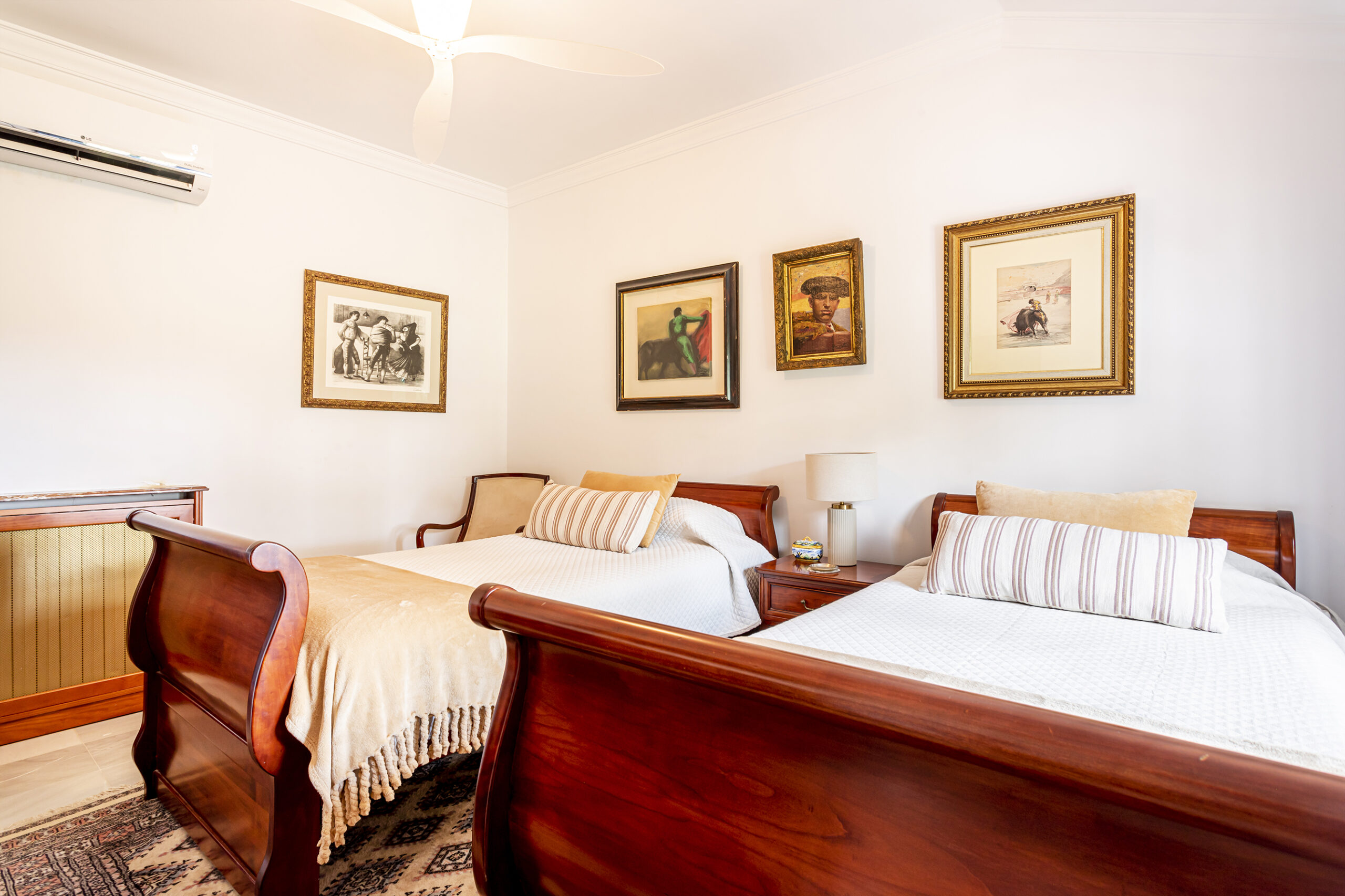 Habitación taurina de Villa Paula, con los grabados taurinos y las camas de barco