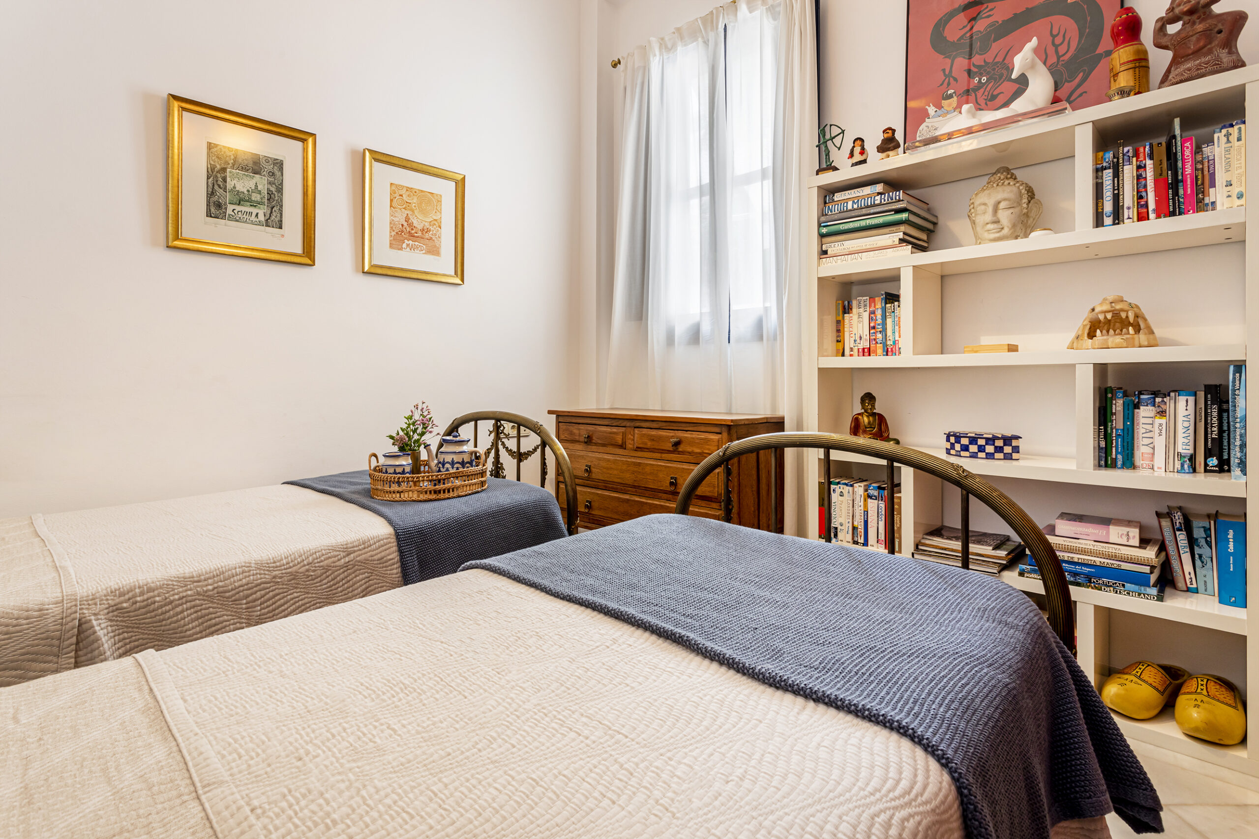 Habitación de viajes de Villa Paula, con la librería y las dos camas que se unen