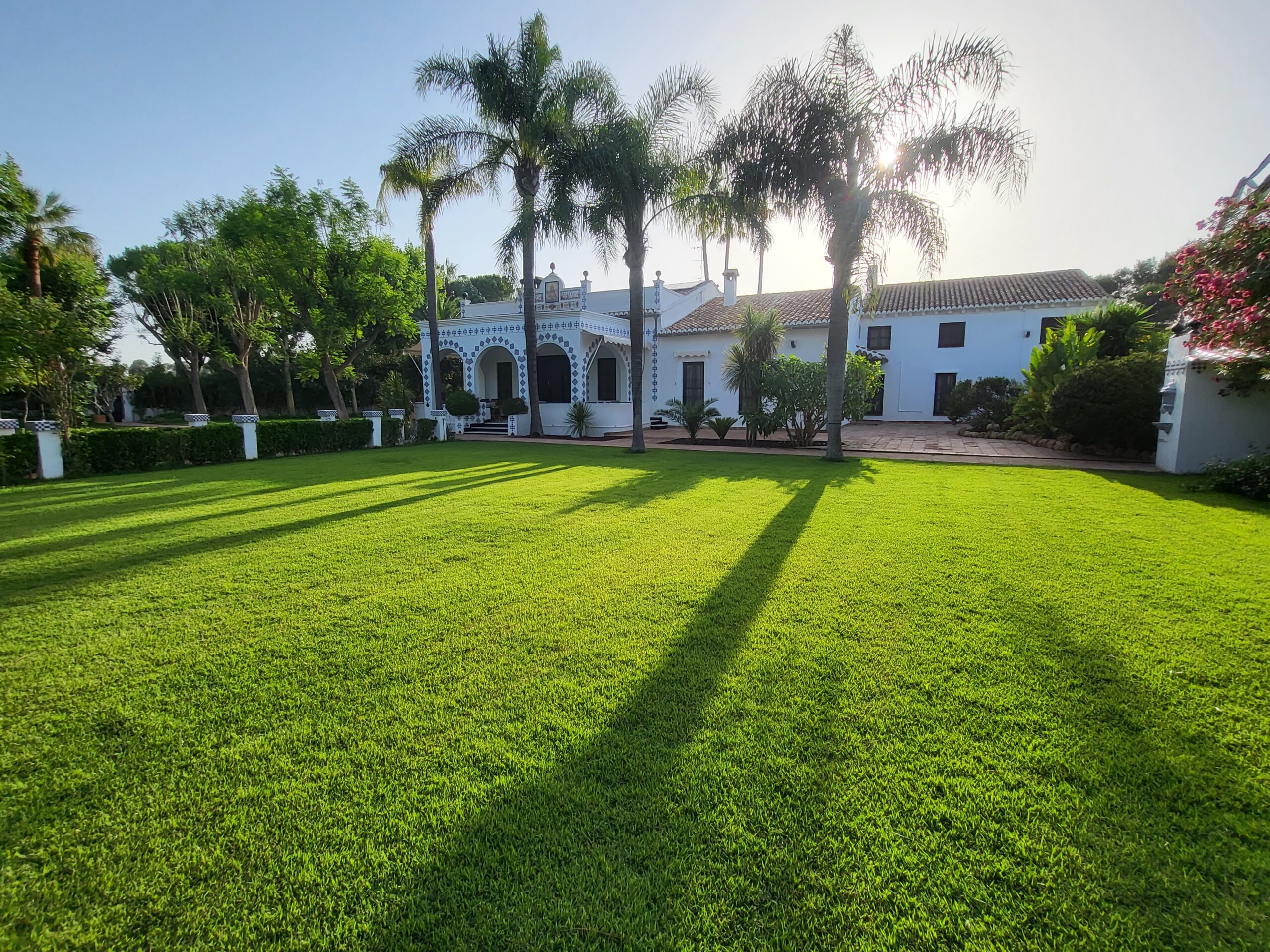 Fachada de Villa Paula desde el jardín