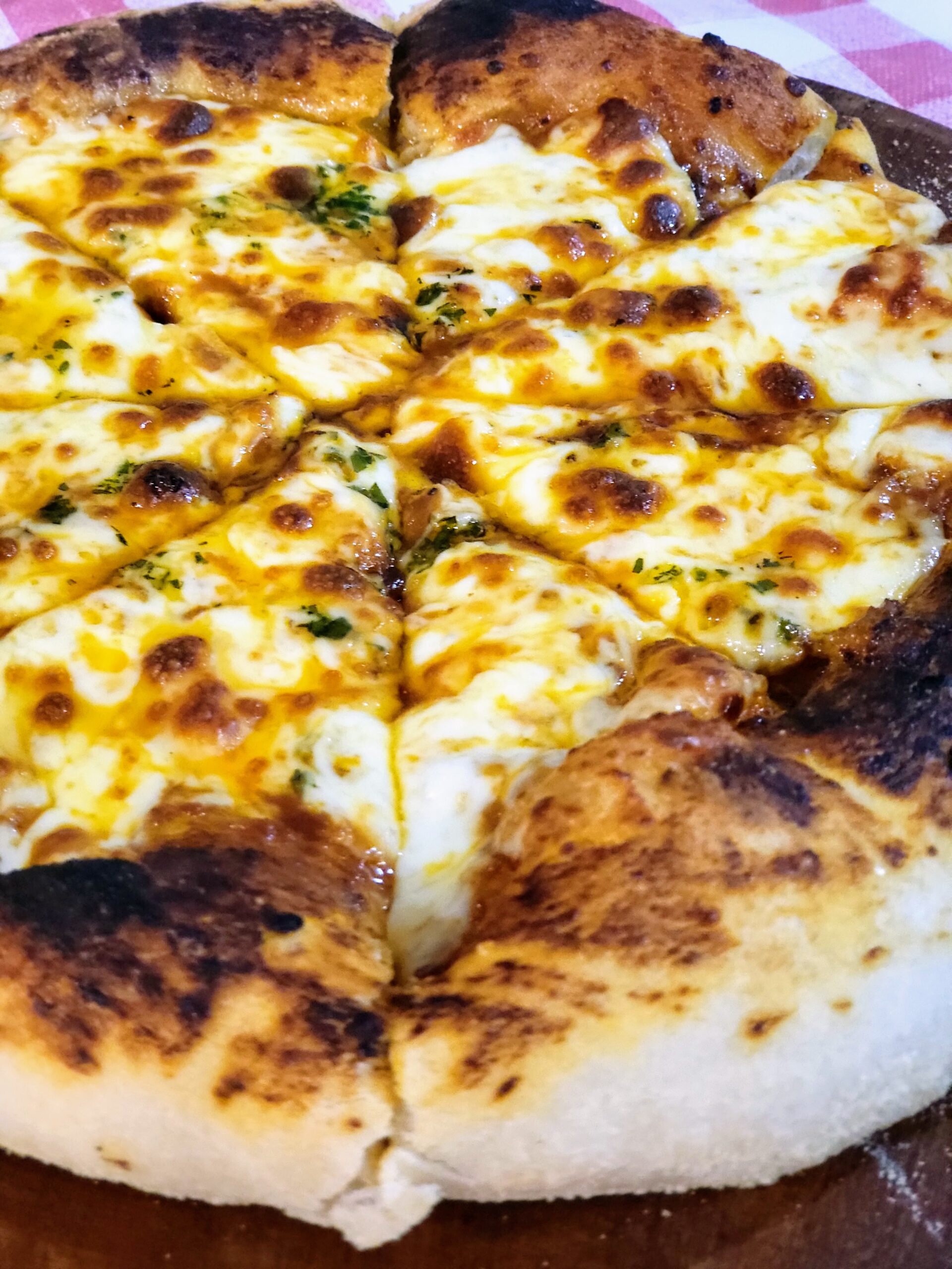 Pizza de masa madre recién salida del horno de leña de Villa Paula, Valencia