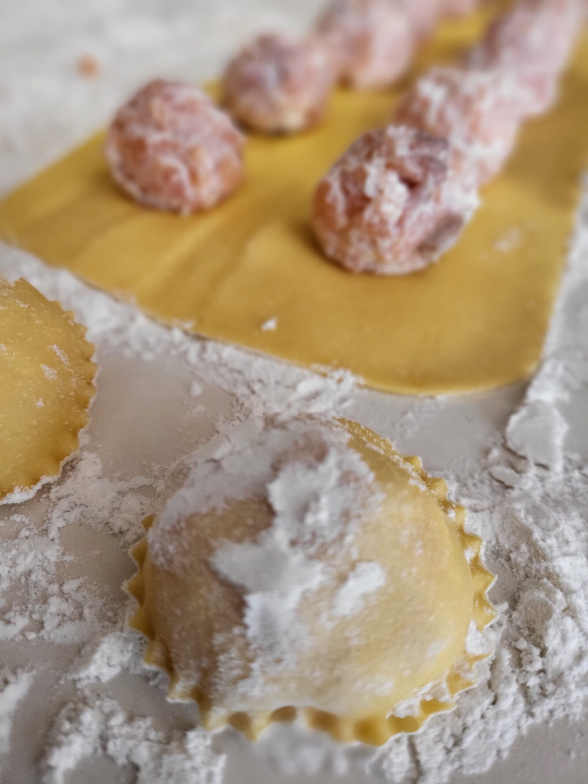 Relleno de salmón sobre la lámina de pasta fresca en Villa Paula, Valencia