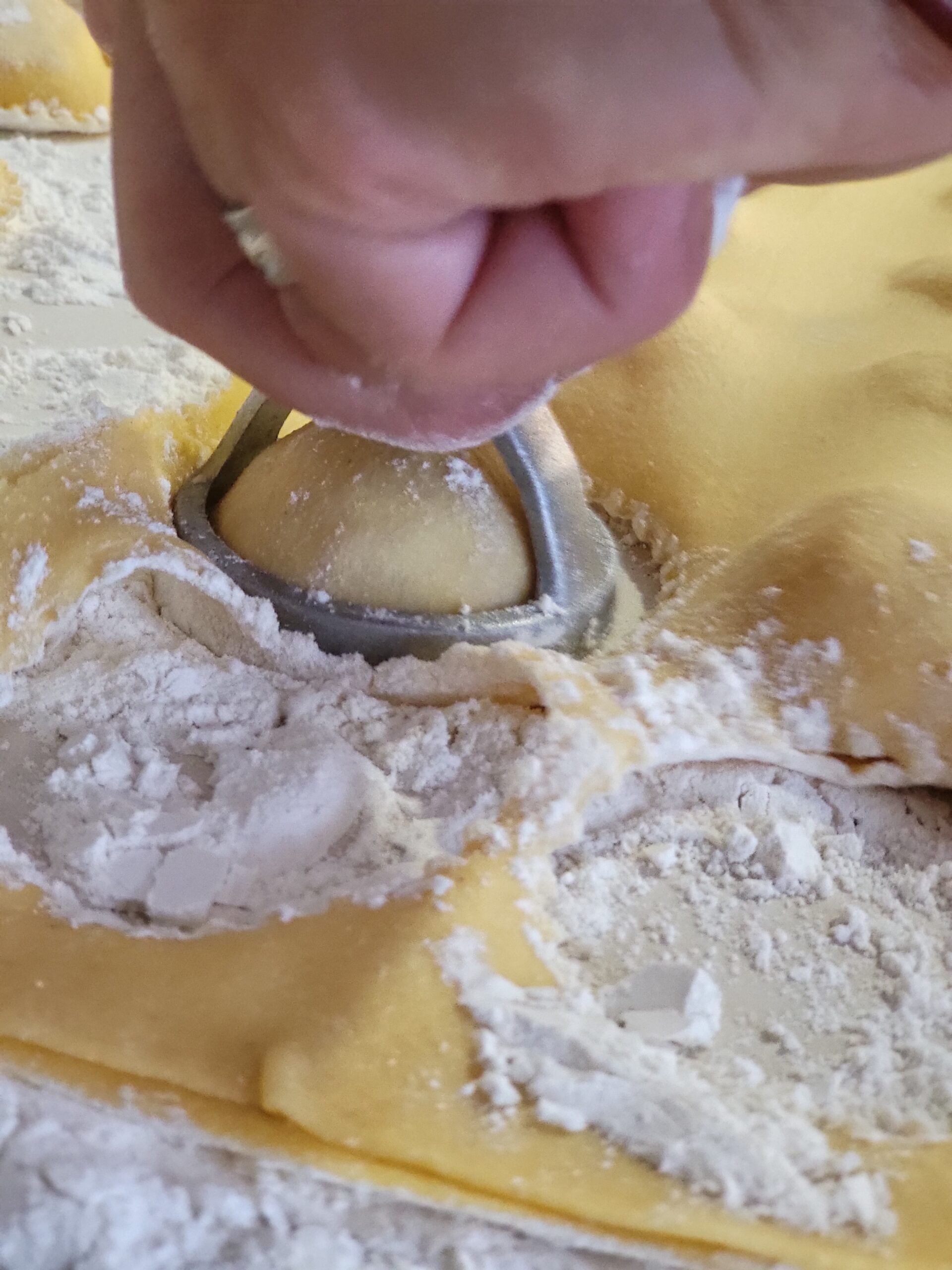 Cortando raviolis a mano con cortapastas en Villa Paula, Valencia
