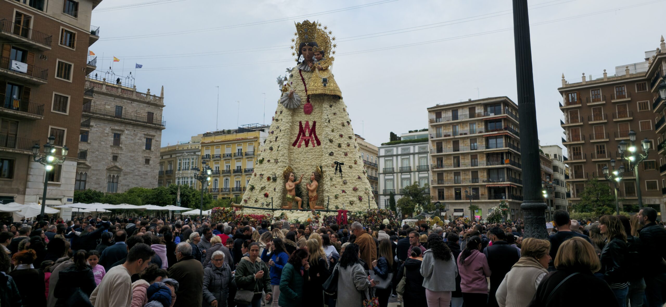 Ofrenda floral a la Virgen de los Desamparados durante las Fallas de Valencia