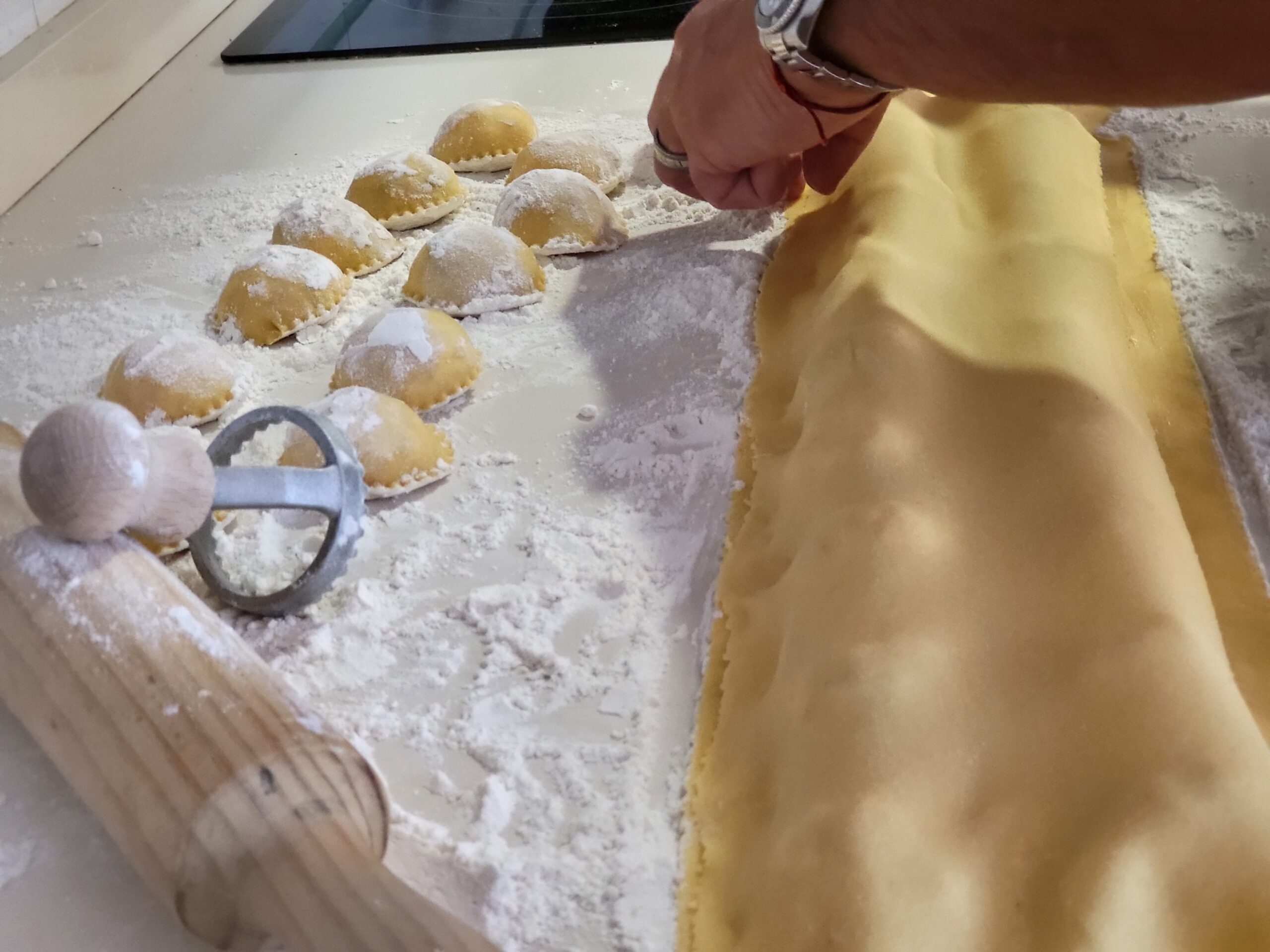 Preparando raviolis sobre la mesa enharinada en Villa Paula, Valencia