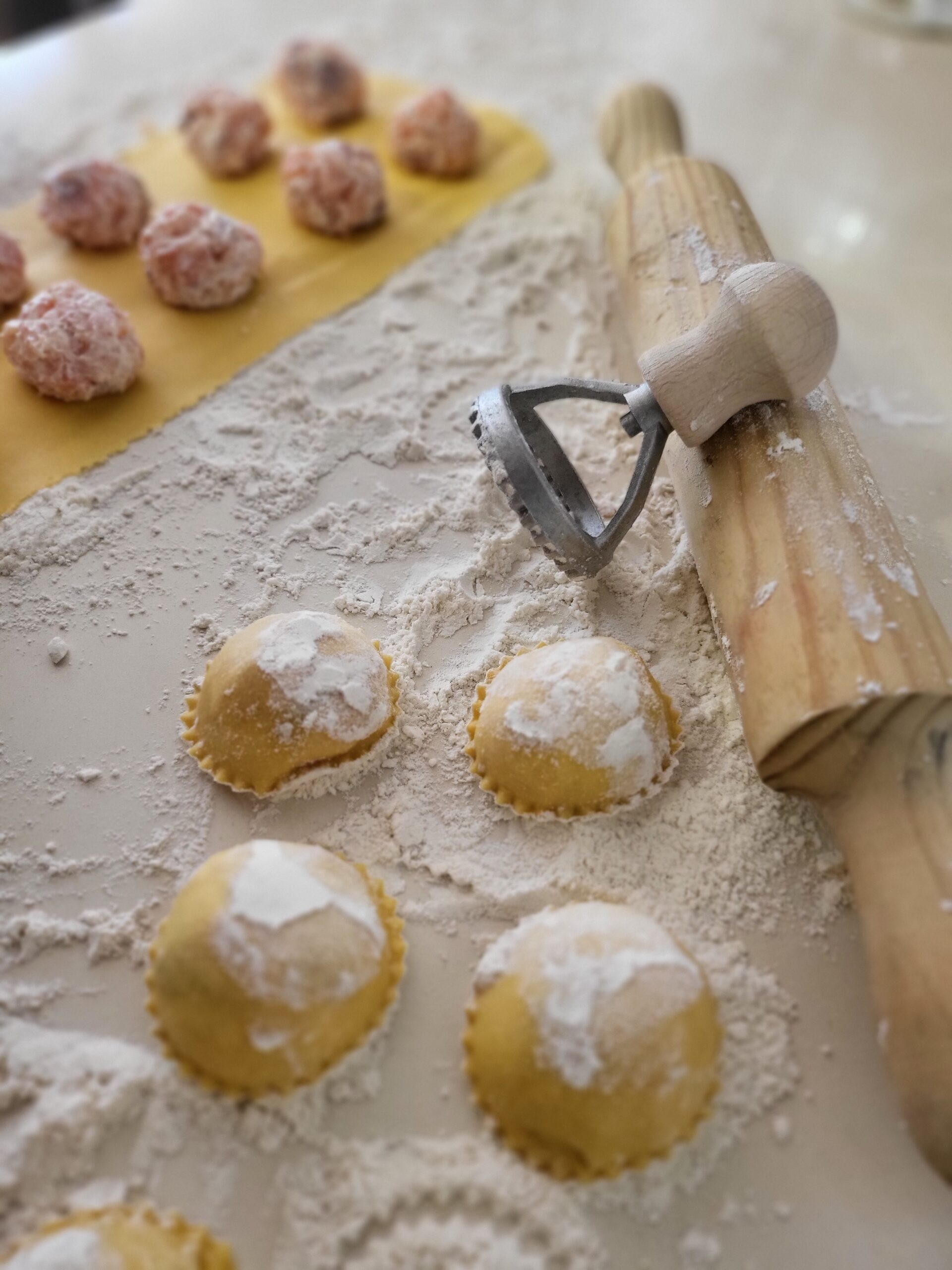 Raviolis de pasta fresca junto al rodillo en Villa Paula, Valencia