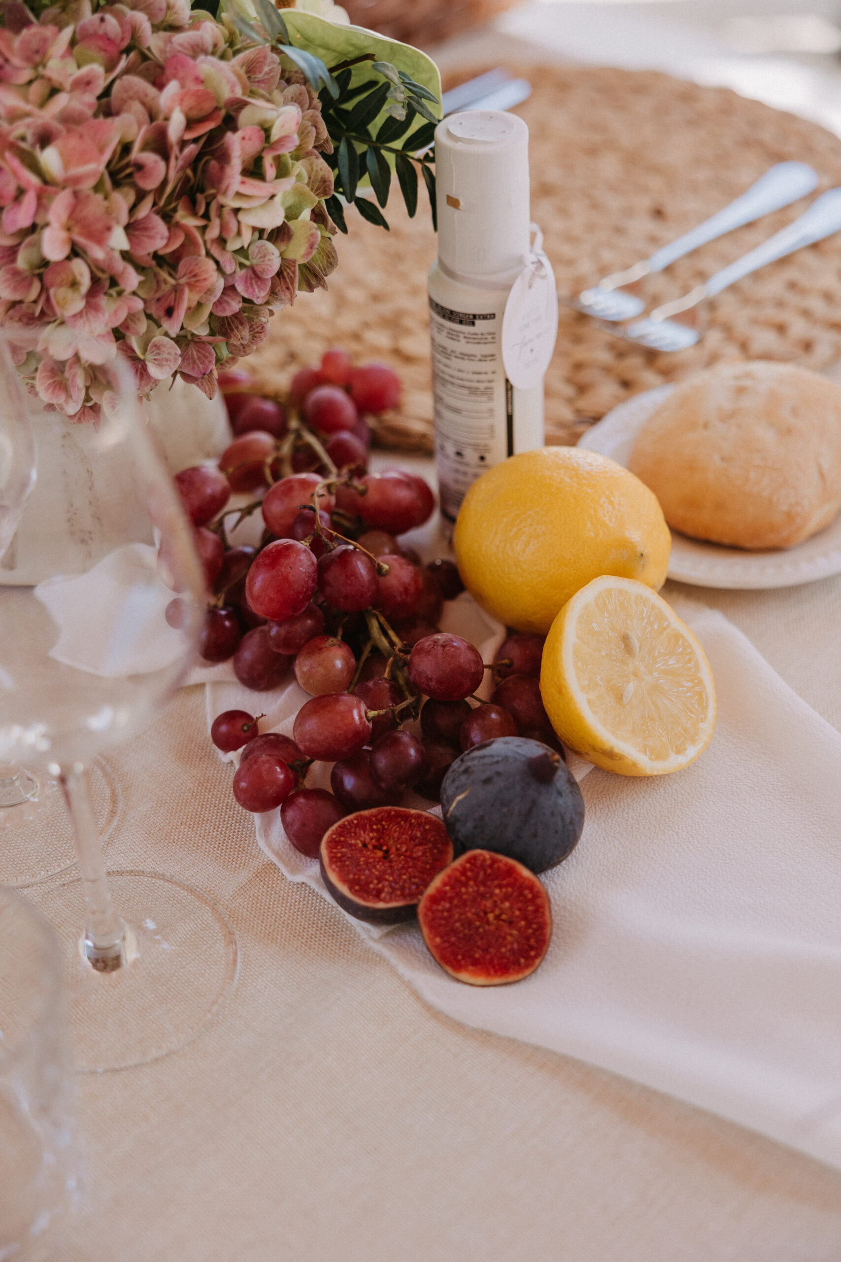 Mesa con fruta fresca en la cocina de Villa Paula, Valencia